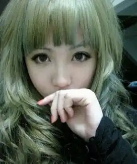 亚麻灰头发和亚麻闷青头发的区别,想去染,能不能发一个图片看一下,到底染哪个头发好看