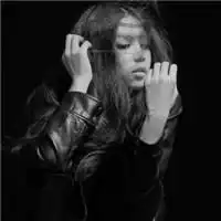 有没有这种类型的女头像黑白的还有点欧美风