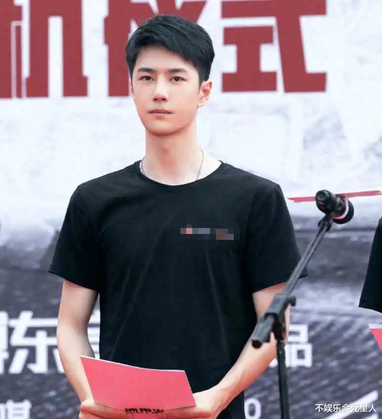 王一博新剧冰雨火开机,与陈晓站在一起,仪态却不太大方