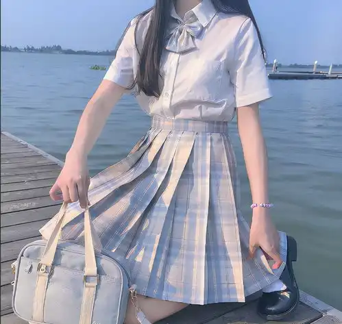 95后女教师穿jk制服讲课,被家长集体批评,吐槽不知羞耻