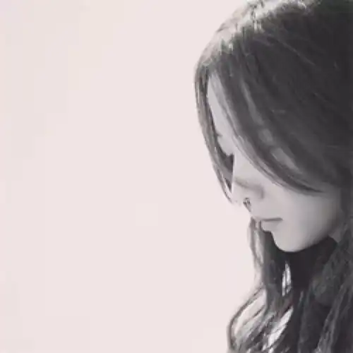 qq头像女生黑白色侧面冷