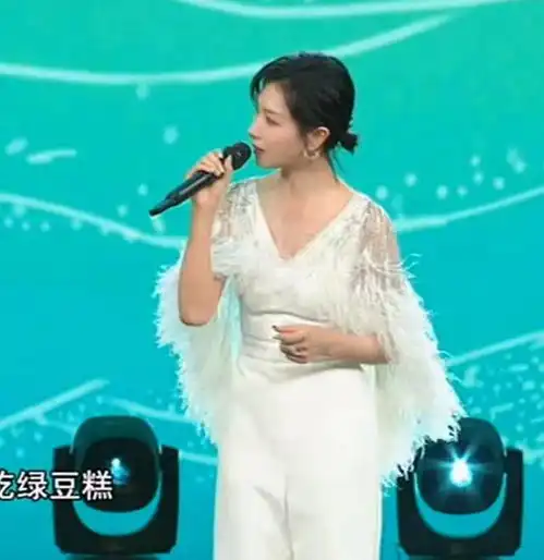 众星央视端午晚会造型赵雅芝仙气飘飘似少女,景甜气质清新如兰