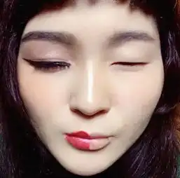 女星脸泼卸妆液双马尾萌妹秒变眯眼大婶素颜惊呆网友