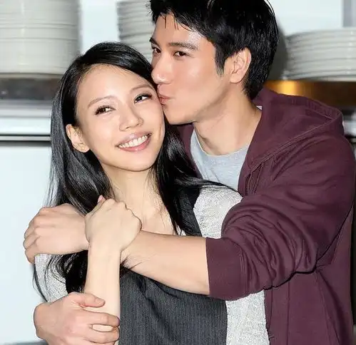 王力宏前妻与三个儿女一起做手工,母子母女四人久违同框好有爱