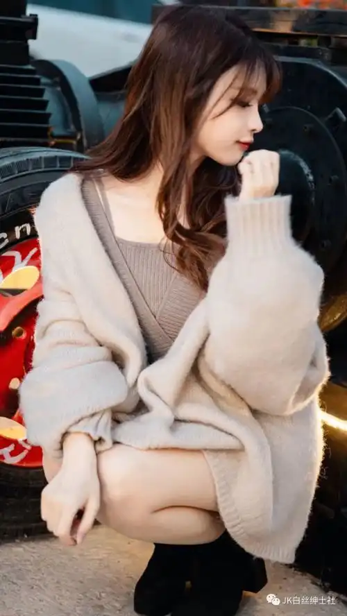 jk少女暖黄灯光下的小仙女