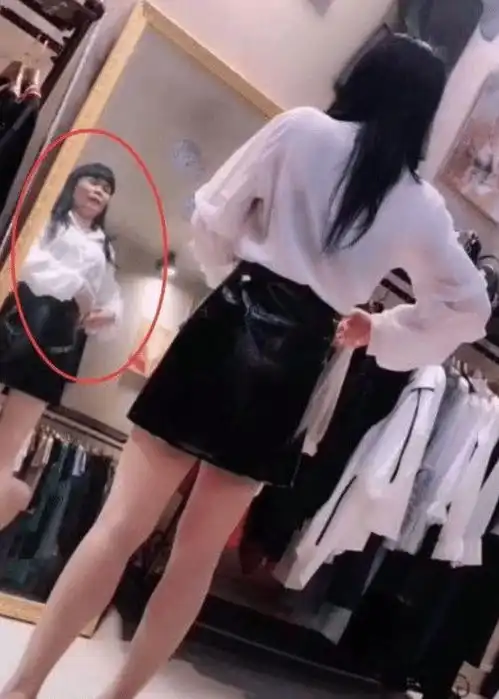 看背影还以为是哪个美女,结果往镜子里一看,才知道原来是位大妈哈哈哈哈闺蜜背影杀手网易订阅