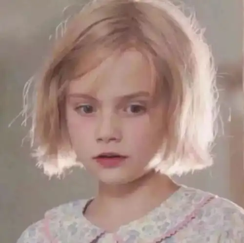 请问有黄头发的女生头像吗