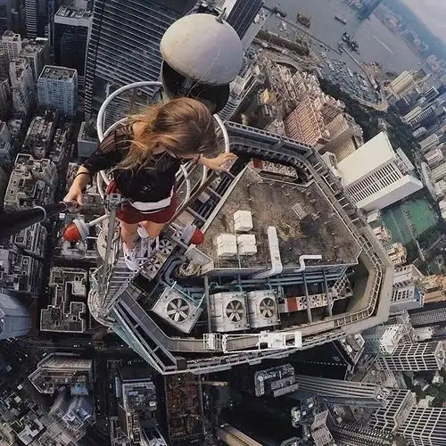 93年美女高楼边缘练瑜伽,堪称死亡的美