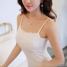 露肩纯棉吊带,展现迷人小锁骨,性感女人味遮不住做个迷人小妖精