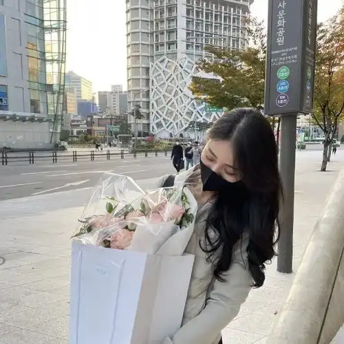 mata更新ins动态,晒出与女友合照