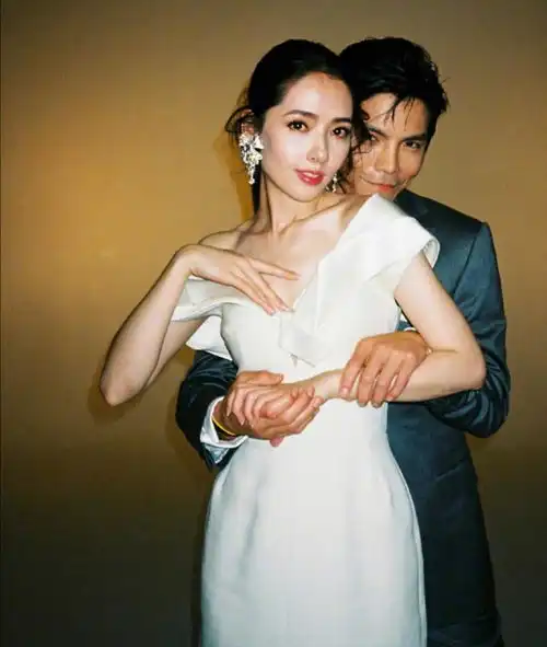 郭碧婷生产照曝光,脸蛋肉肉似18岁少女,向佐全程护肚紧搂不放