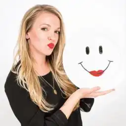 美女酒店服务生在盘子上作画,不小心成了独一无二的画家