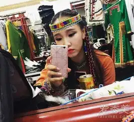 吉祥三宝小女孩近照曝光浓妆艳抹满身奢侈品