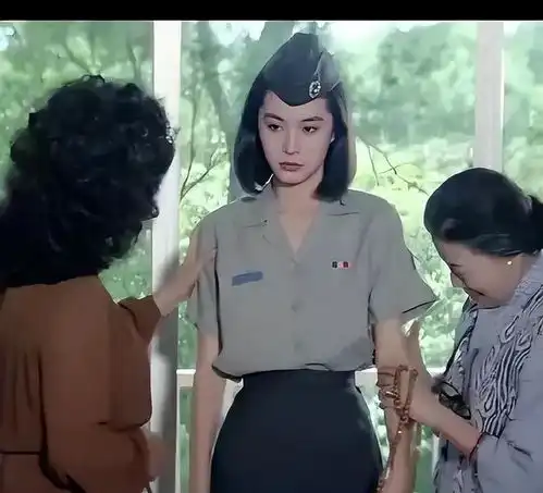 偶然看到林青霞和小16岁李嘉欣同框,才发现绝色和漂亮的区别