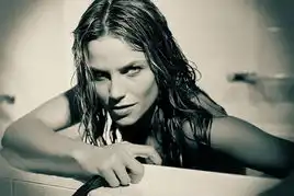 韩美女摄影师高楼边缘玩命自拍