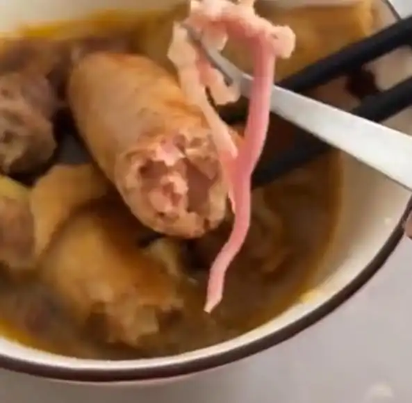 河南一女子买5根火腿,疑吃出老鼠尾巴,超市解释引发热议