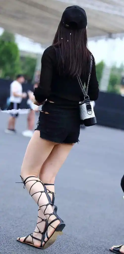 街拍美女性感紧身热裤小姐姐,大长美腿笑面如花,闺蜜成路人
