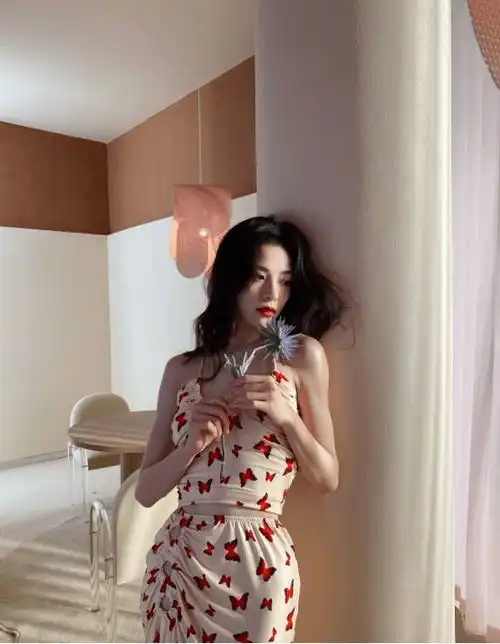 钟楚曦真是纯欲穿搭第一人,吊带裙尽显女人味,好身材藏不住