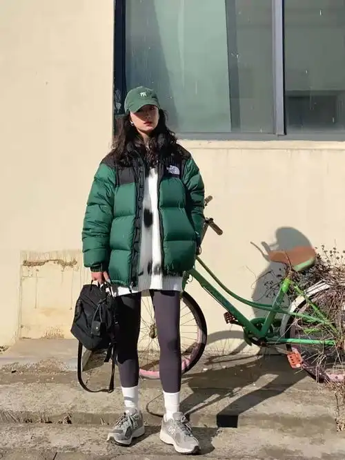 慵懒风的工装棉服,很适合刚出校门的女生进行穿着,显瘦还有特点