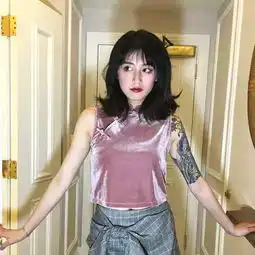 网红李诞老婆租民宿上热搜,网友热议吐槽大会赚那么多钱留着干吗