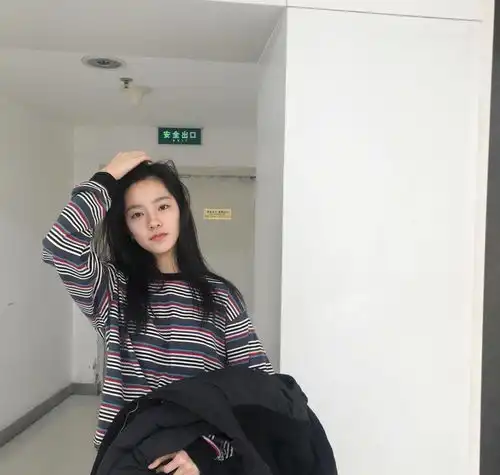 00后又出气质美女,17岁签约嘉行,和乔英子是好闺蜜,超会穿