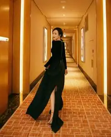 王鸥一袭高叉长裙煞是迷人,看到她生图下的腿,180斤壮汉都汗颜
