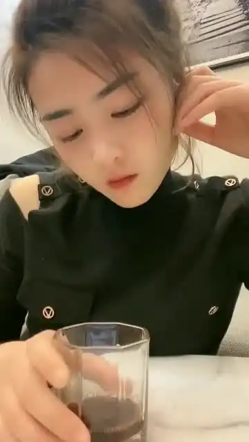 美女是不是遇上啥难事了,看的我都心疼了
