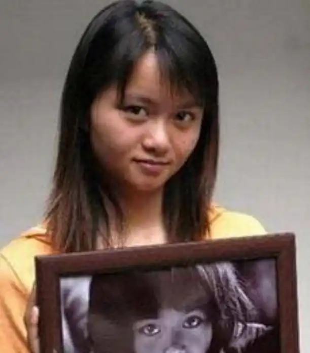 大眼睛女孩苏明娟如今已为人母,每年都在资助贫困儿童