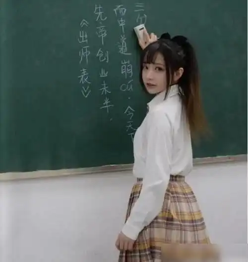 老师穿jk制服上课,学生们表示很喜欢,家长们却不赞同