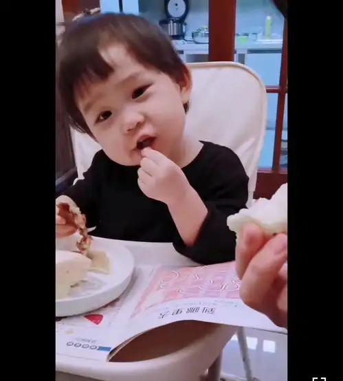 杜若溪晒1岁女儿近照,肉肉吃饭萌态十足,大眼睛酷似爸爸严屹宽