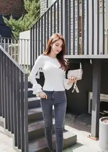 牛仔裤美女肤白貌美好身材,简约优雅而又时尚
