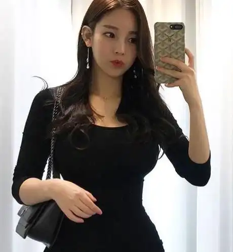 简约雅致的牛仔裤,展现出美女婀娜多姿的身材,尽显独特魅力
