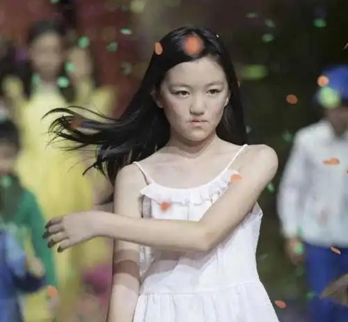 13岁李嫣远赴瑞士上初一,晒街头美照被万元包抢镜,气场不逊王菲