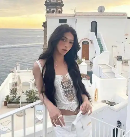 伊能静带儿子逛街儿子穿短袖秀纹身比妈妈还瘦,剪鲻鱼头超酷炫