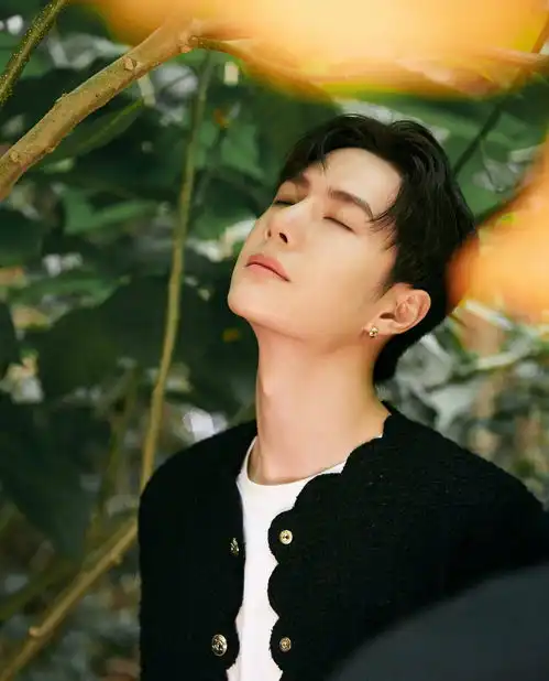 王一博周迅秋冬封面曝光,这么模糊,我没眼花吧