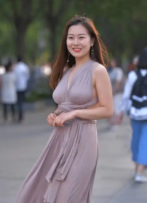 辣妈这身穿搭,你能猜出她的真实年龄么

