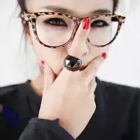 戴眼镜美女卡通头像近视