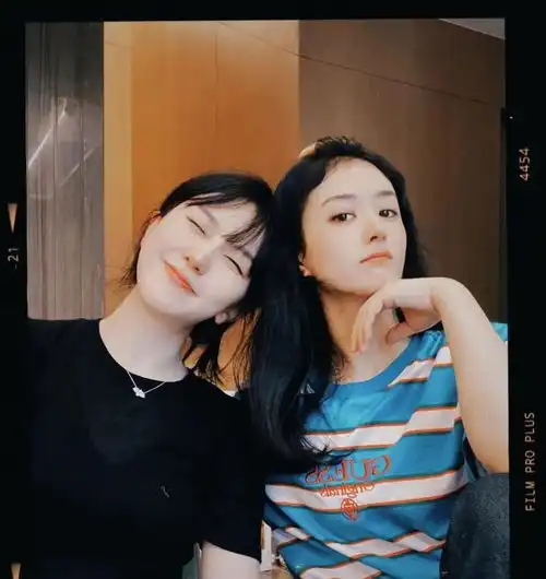 同样是与友人逛街,对比赵丽颖杨幂刘亦菲的状态,差别自现
