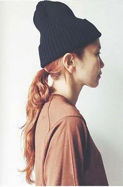 戴帽子长发女孩怎样扎头发才好看