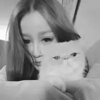 温暖女生黑白头像爱宠物的温暖女生