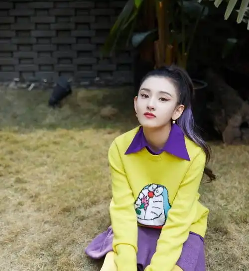 宋祖儿的风格越来越成熟,一身碎花v领连体裤穿搭,美到不敢相信