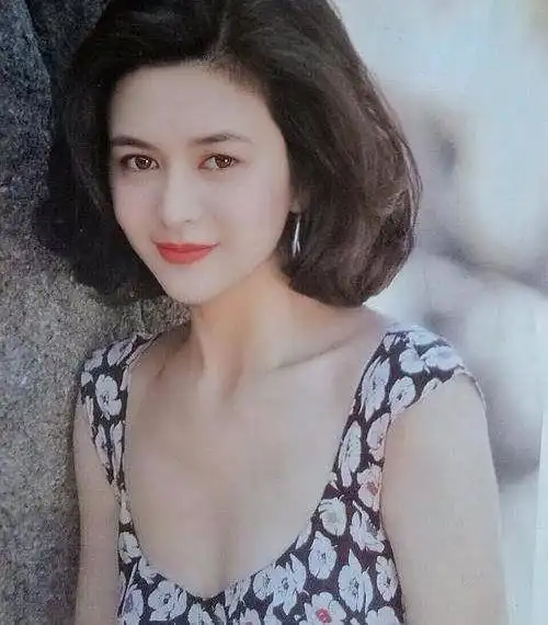 关之琳巅峰时期魅力有多大看了她的泳装照,终于明白啥叫女人味