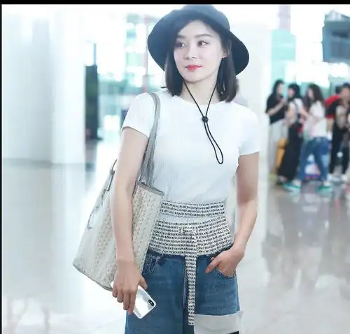 袁姗姗穿白色t恤搭配开叉牛仔裤现身机场青春又洋气少女感十足