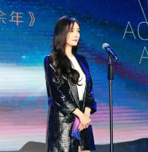 最低调红毯,杨紫解锁新风格美出新高度,周冬雨盛装出席美成焦点