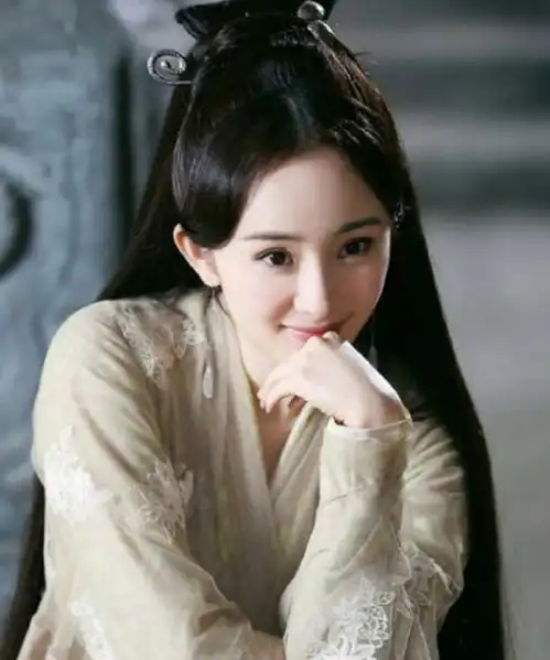 迪丽热巴凌晨为杨幂庆生,不料蔡徐坤无辜中枪,两家粉丝各护其主