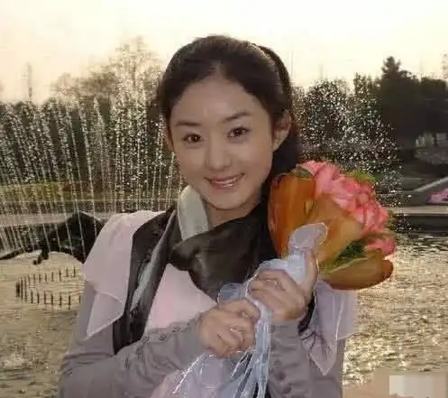 女星罕见的学生时期照,唐嫣美,刘亦菲美到大,杨幂能认出来吗