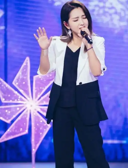 还说网红不如女明星看何洁与网红的合照,土肥圆形象惨遭碾压