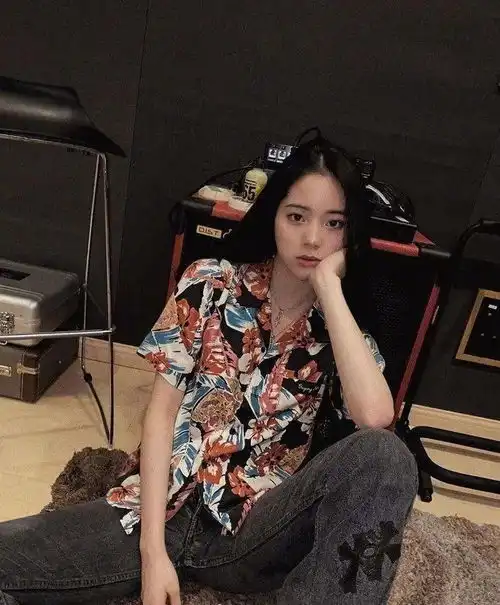 时髦办佘诗曼唐嫣同框提醒我,今年黑色仔裤可不流行紧身的