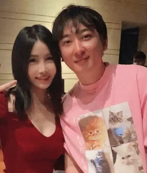 33岁王思聪坐私人飞机与众美女庆生,花百万包游艇,表情显羞涩