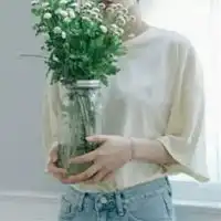 女生拿花半身头像黑色下半身手拿花的女生头像
